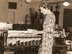 1934 Sorting Machine used on Unemployment Census published Boston Traveler OM.jpg (200456 bytes)